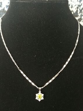 Moissanite Green Snowflake Pendant Necklace & Free Gift